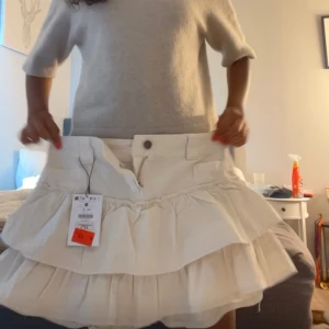 Volang kjol - Säljer denna jätte fina jeans actiga volang kjol ifrån berskha säljer då jag råka köpa 2 av samma storlek ❤️❤️