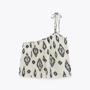 Zara topp - Säljer denna supersöta toppen från zara. Använd ca 3 gånger därav är den i väldigt bra skick! Inga defekter.