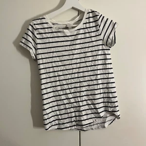 Randig basic tröja - Randig basic tröja från hm som är använd ett fåtal gånger för nått år sedan. Storlek xs och är stretchig. 