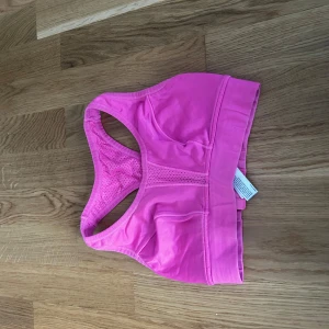 Sport bh Gina tricot - Sport bh från Gina tricot som är justerbar med jätte bra stöd och kvalite. Knappt använd. Skulle säga de passar mer xs och a-c cupor 