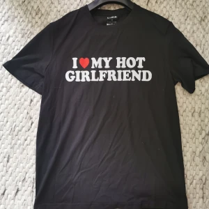 Shein t shirt - T shirt från Shein med I love my hot girlfriend 😇 Rolig tröja och suuper skön!! Storlek S men känns mer som en M 🥰