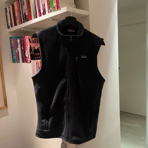Patagonia väst - Skick 9/10. Knappt använd. Säljer pågrund av att den är för stor och diggar den inte så mycket. Inga returer, perfekt nu för våren. 