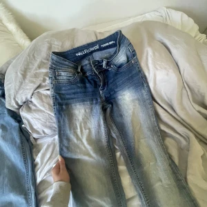 Blå jeans från Wallflower - Säljer ett par snygga blå jeans . De är i bra skick och har en cool tvättad look med ljusare partier. Jeansen har en låg midja och en straight passform. Perfekta för vardagsbruk och kan matchas med nästan vad som helst!