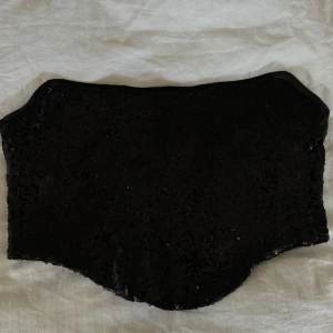 Glittrig korsett  - Skit snygg glittrig korsett topp från Gina Tricot. Den är något stor på mig därav att jag säljer den 🖤.