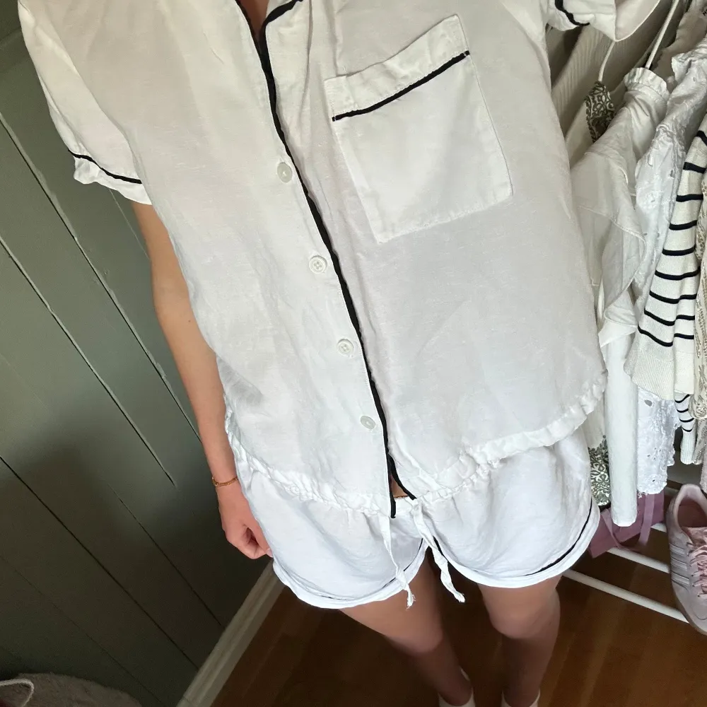 Säjer denna vita fina pyjamas som ej kommer till användning! Storlek XS men passar också S 💛 Köpt för ca 300 kr på H&M!. Övrigt.