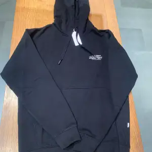 En helt ny svart hoodie från carlings med texten vailent, aldrig använda lappen finns kvar, nypris på 600 priser kan diskuteras vid snabb affär, ställ gärna frågor vid intresse :) 