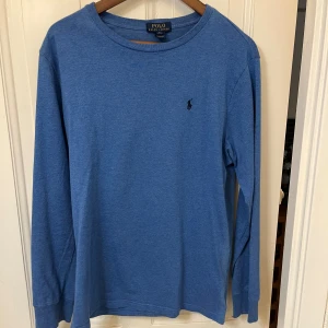 Ralph Lauren tröja blå storlek S - Blå Ralph Lauren tröja stl: S. Knappt använd, inga fläckar eller skador. Köpt i New York på Macy’s.