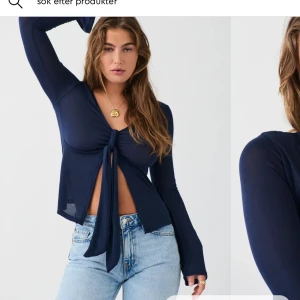 Blå långärmad topp med knytning - Säljer denna fina topp från Gina tricot då den aldrig kommit till användning. Den är helt ny med lapp på.