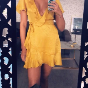 Gul klänning - Ovanvänd klänning, Silkes liknande material