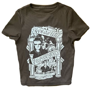 Brun ribbad t-shirt med tryck - Säljer en cool brun ribbad t-shirt med ett unikt tryck på framsidan. T-shirten är kortärmad och sitter tajt. Passar mig som är xs i toppar! Köp direkt eller ge prisförslag 💞