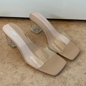 Clear slip-ins✨ - Söta slip-in klackar från Zara. Små i storleken - 37 men passar mig som har 36. Bra skick förutom ett par mindre slitningar på sulan🤍