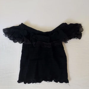 Volang topp 🦋 - Gullig topp med volang, finkar som en off-sholder topp men även som vanlig 💘 