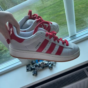 Campus addidas  - Säljer mina snygga campus! Använd ett fåtal gånger! Har bytt snören som kom med skorna! Finns även originalet (dem breda vita) ❤️