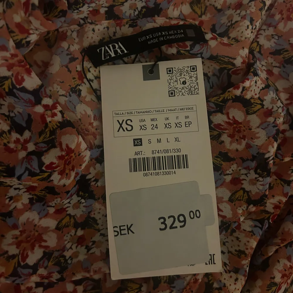 Jättegulligt blommigt linne från zara i strl xs som är slutsåldt överallt!! Linnet är aldrig användt och säljer då jag inte hann skicka tillbaka i tid. Jättefin topp som passar perfekt tex till en vit kjol🤍💕. Toppar.