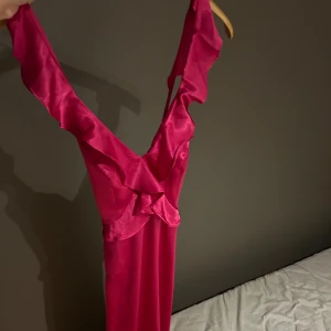 Jätte fin klänning med volang  - Jätte fin klänning med volang och med prislapp 