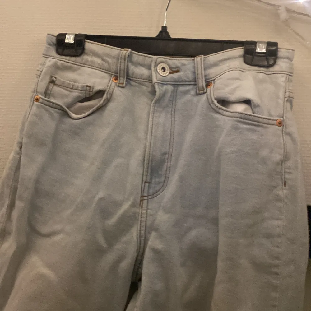 Jeans från hm tror att dem är i modell straight det står dock inte. Dem är sparsamt använda Max 4 gånger då jag precis efter jag hade köpt dem bytte stil. . Farkut & Housut.