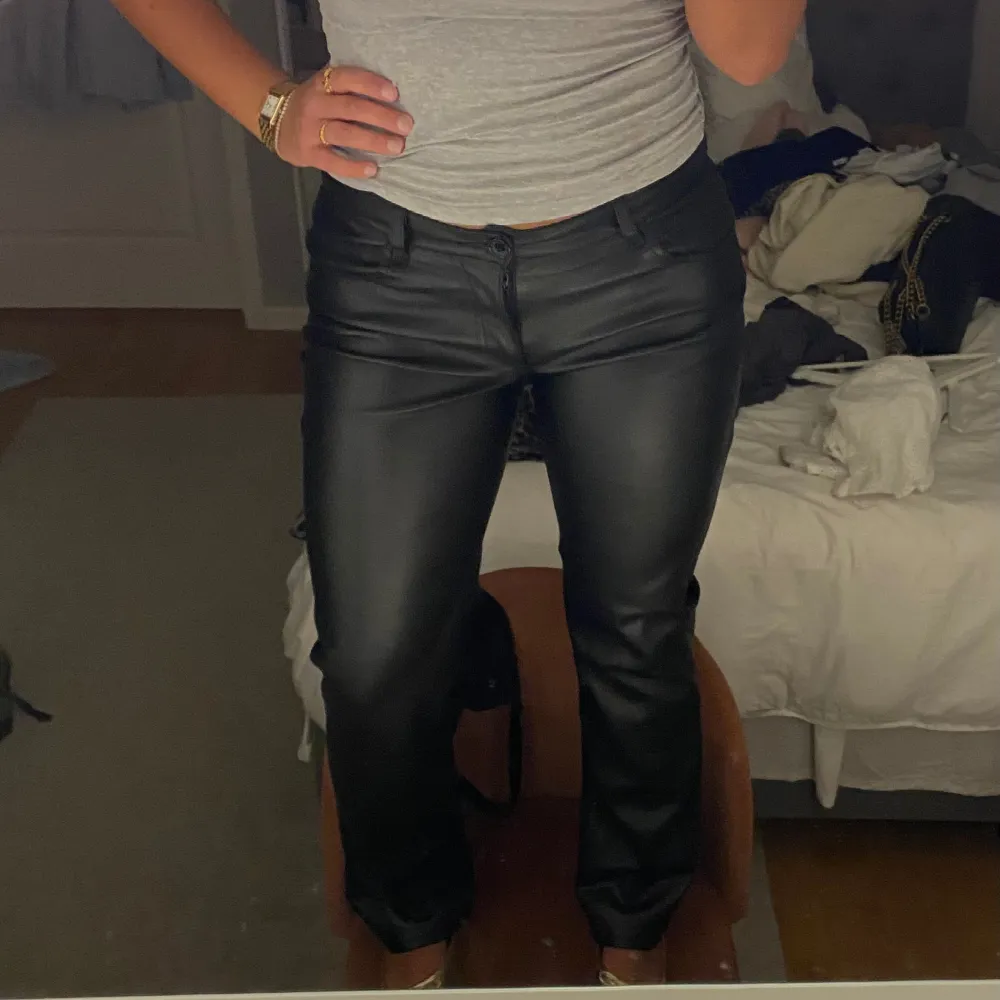 Säljer mina skinnbyxor som jag aldrig använder från bikbok, tror dem är slutsålda dem är dem i midwaist🥰. Farkut & Housut.