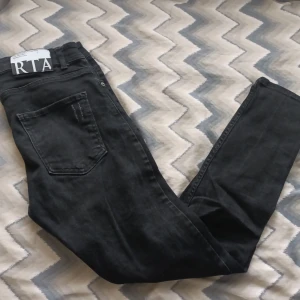 Svarta RTA Denim jeans (S) - Svarta RTA Denim Jeans (S) 13-15 år