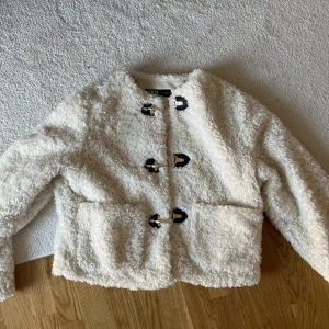 Jacka från zara - Fin jacka som är perfekt nu till hösten😍 knappt använd då jag har massa jackor:(