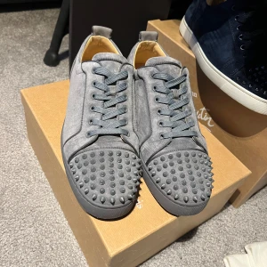 Christian Louboutin  - Christian Louboutin stl 45/TTS🩸 Box medkommer vid köp på dessa. Jättefint skick, för mer bilder kolla in vår TikTok ”SE Resell” 