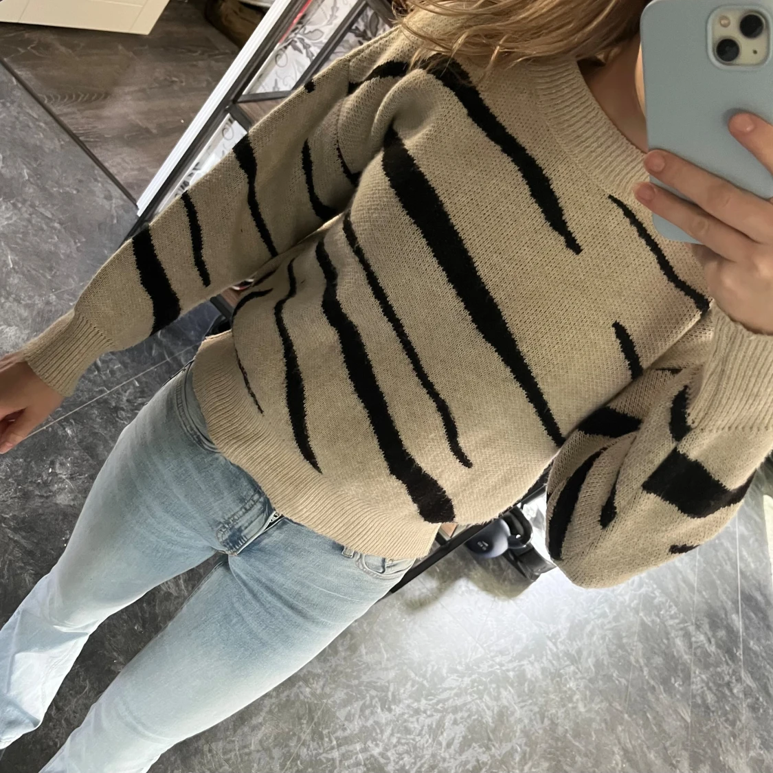 Beige stickad tröja med zebramönster