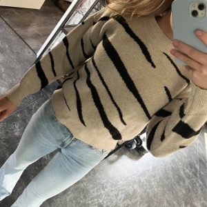 Beige stickad tröja med zebramönster - Tjock och fin stickad tröja som är använd få gånger🩷