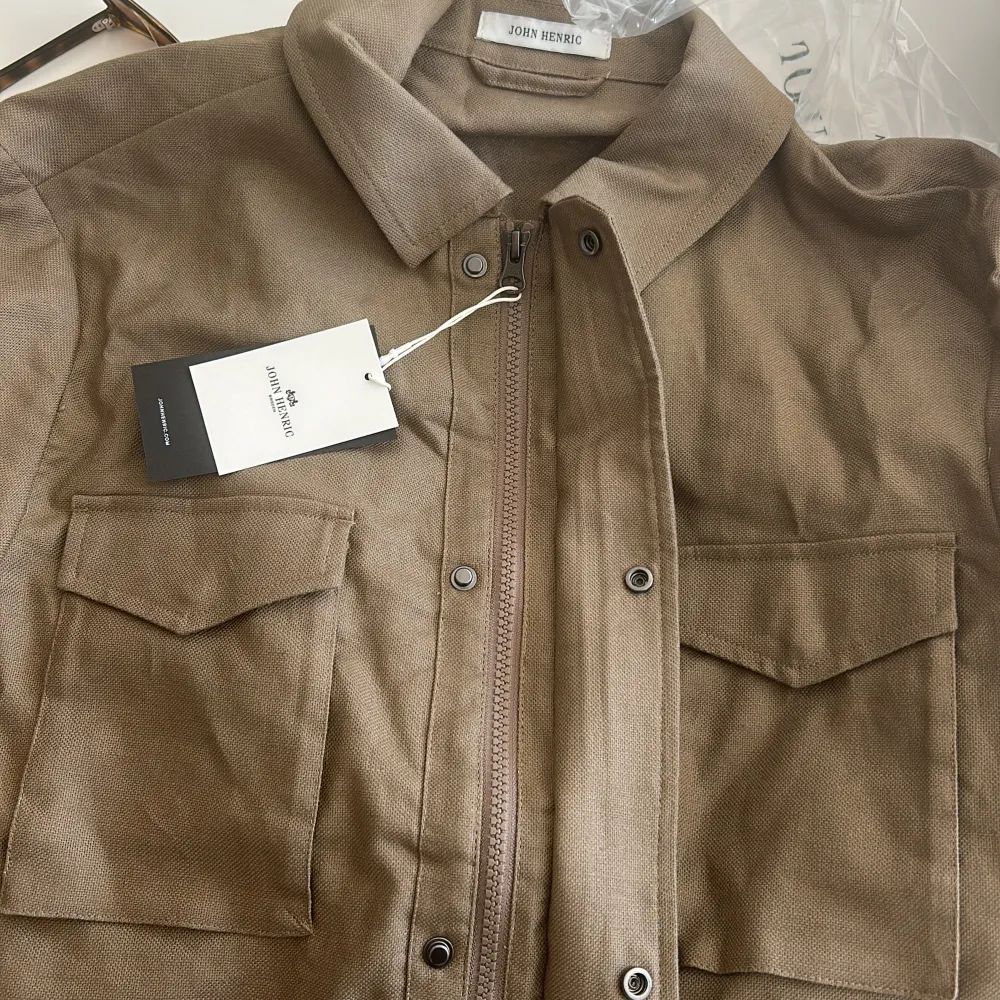 Fick hem denna snygga och sköna overshirt/vårjacka idag men tyvärr var den lite för stor för mig. Helt ny och alla taggar är fortfarande kvar. Köpt för 1599kr. Jackor.