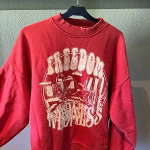 Tröja - En lite mer oversized tröja från Bershka, storlek M