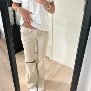 Lågmidjade jeans - Låga jeans från hm i storlek 38. Jag är 175😍