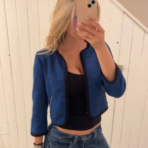 Blå kofta  - Jätte söt kofta köpt secondhand och har ej kommit till användning hos mig. 