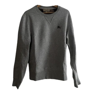 Burberry sweatshirt  - Äkta burberry sweatshirt som ej görs längre. Köpt på Vestiare Collective. Ny pris ligger på runt 6k. Inga defekter som ny storlek M (är 177cm och passar perfekt på mig)