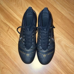 Nike mercurial vapor fotbollsskor  - Säljer mina gamla fotbollsskor pga att de inte passar längre, hade de som reservskor så de är bara använda ett par gånger, så dem är i jätte bra skick. (Strl 40,5)