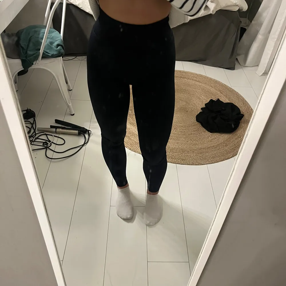 Ett par helt vanliga mörkblå ribbade träningstights. Aldrig använda pågrund av att jag använder andra, alltså i superbra skick💞. Sportswear.