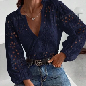 Blus - Säljer en superfin blå blus i storlek S använd ungefär 3 gånger så mycket bra skick💖