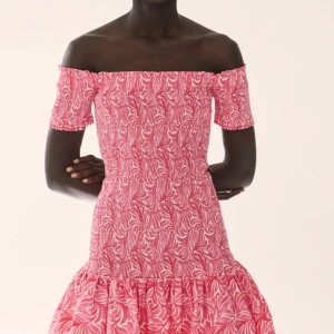 Jättefin, oanvänd rosa klänning 💕 - Slutsåld klänning från H&M, helt oanvänd med lappen kvar! Köpt för 300kr säljer för 200kr + frakt ( storlek S men passar xs-m )