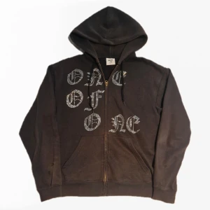 One of One Zip Hoodie - Fet One of One zip hoodie som är svår att få tag på🗣 Ca hälften av alla stenar saknas men det syns bara om man kollar nära💯 Ett litet märke på ena armen (se bild)👍 Den är även lite solblekt🙏