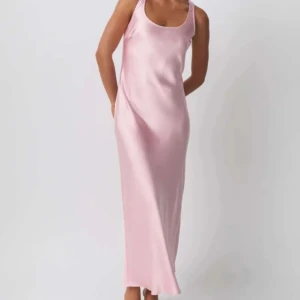 Rosa satin klänning  - Säljer denna jätte fina satin klänning från Gina som inte kommit till användning. 499kr + frakt! Kom privat för att diskutera pris eller för fler bilder🩷