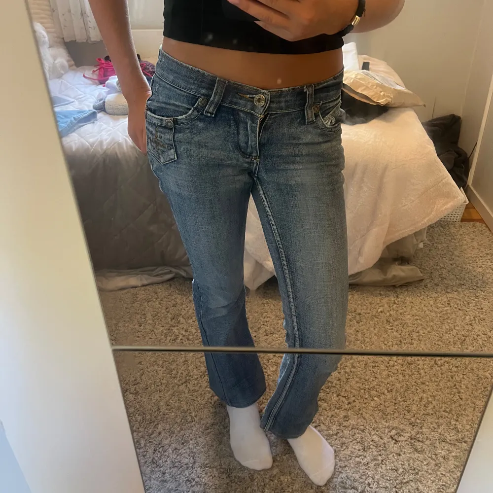  Jättesnygga jeans som jag köpte på Vinted men var tyvärr för korta. Köpte för 500.  Innerbensmåttet är 75 cm Midjemåttet 35 cm rakt över . Jeans & Byxor.