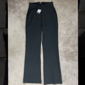 LXA Short Suit Pants - Svarta kostymbyxor i short-modell från LXA the label. Aldrig använda, prislapp kvar.