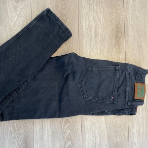 Tommy Hilfiger jeans - Ett par hel svarta Tommy Hilfiger slim jeans i storlek 176. Dessa säljs för 200 kr (nypris 700 kr). De är långa men tajta vid anklarna. Personen på bilden är 175 cm lång. Använda fåtal gånger. Hör av dig för fler bilder eller frågor.