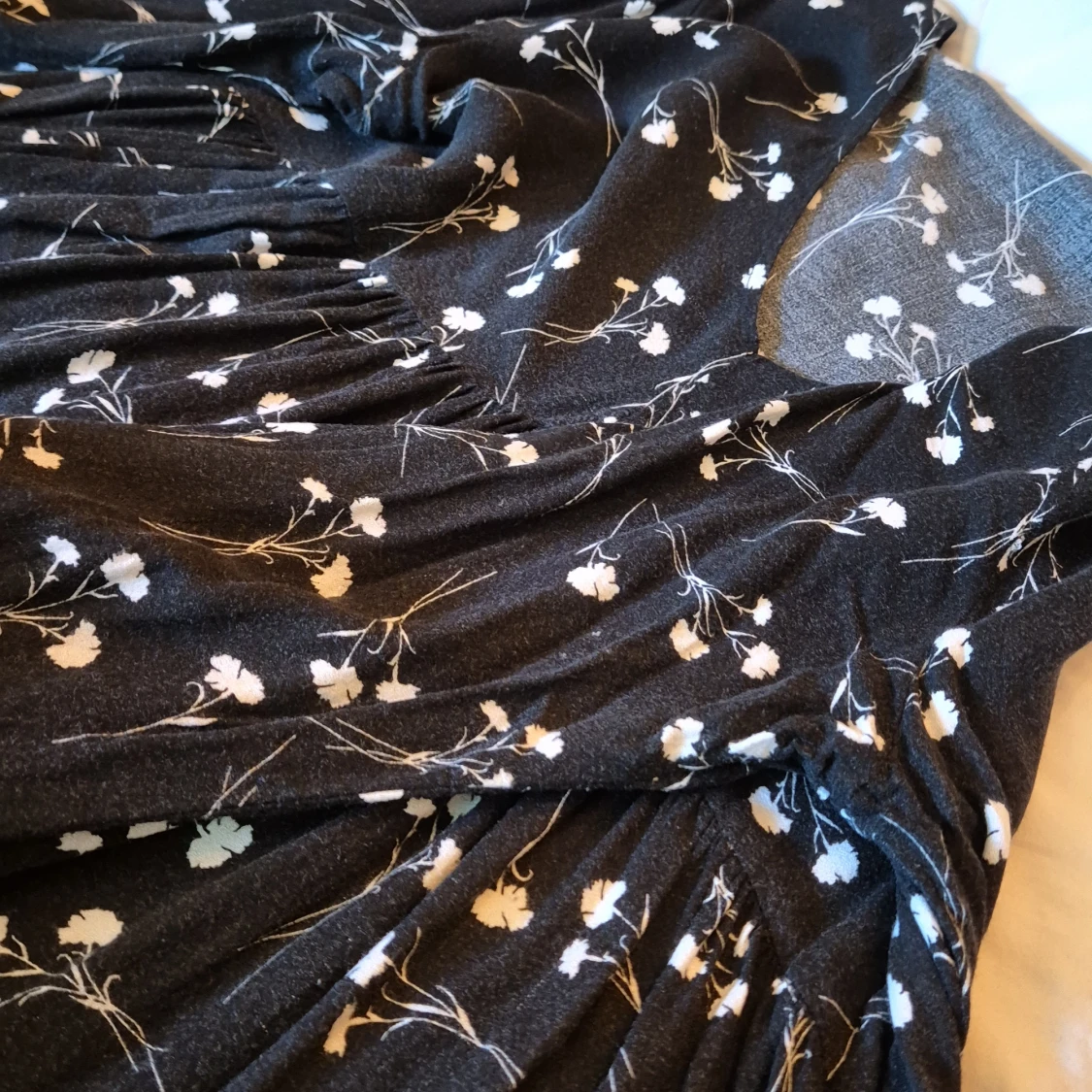 Svart blommig klänning - 90