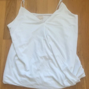 Vitt linne - Vitt linne med urringning och knuten i sidan