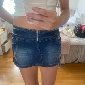 Mörkblå jeanskjol med dragkedja - Säljer en snygg mörkblå jeanskjol med dragkedja fram. Kjolen har en tight passform och är i nyskick. Lite stor på mig som vanligtvis har xs/s i kjolar så skulle nog passa nån mellan s/m. Väldigt unik och passar skit bra till mycket! 💞