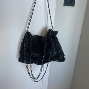 Stella McCartney liknande väska - Super fin väska som påminner om Stella McCartney väskorna. I nyskick och helt oanvänd typ. Köpte för 600kr säljer för 45”