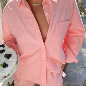 Aprikos skjorta från Djerf Avenue  - Super fin skjorta från Djerf Avenue. Helt oanvänd med lappen kvar🩷