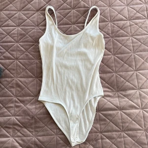 Bodys  - Vit body urringad ibak storlek s  Rosa body urringad ifram och ibak storlek 34  20kr styck