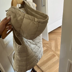  Väst till våren - En Väst som inte används