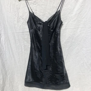 Slip on dress - Supersöt vintage klänning i siden-aktigt typ. Säljer pga för liten för mig, passar en xs 