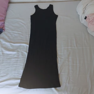 Svart ärmlös klänning från 157 - Säljer en svart ärmlös klänning från 157 i storlek S. Klänningen är gjord av 100% bomull och har en tight passform. Aldrig använd, prislappen kvar🖤