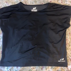 Träningströja - Fin träningströja från märket pro touch, den är stor i storleken så kan även tänka mig att den passar xs eller s beroende på hur man vill att den ska sitta! Hör av er till mig om ni har frågor eller vill ha fler bilder!